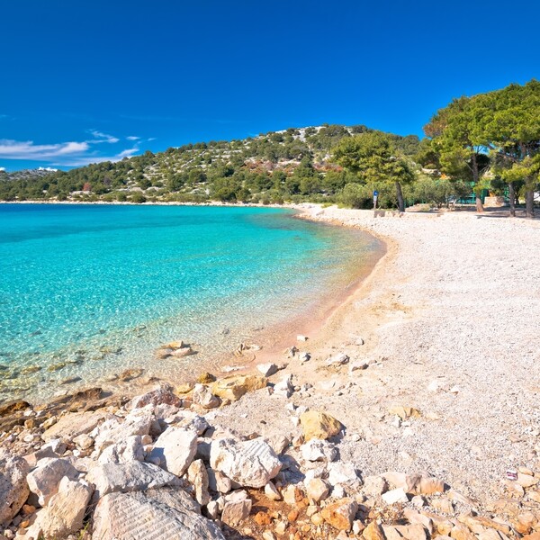 Romantična plaža Slanica na otoku Murteru stvorena je za odmor s djecom