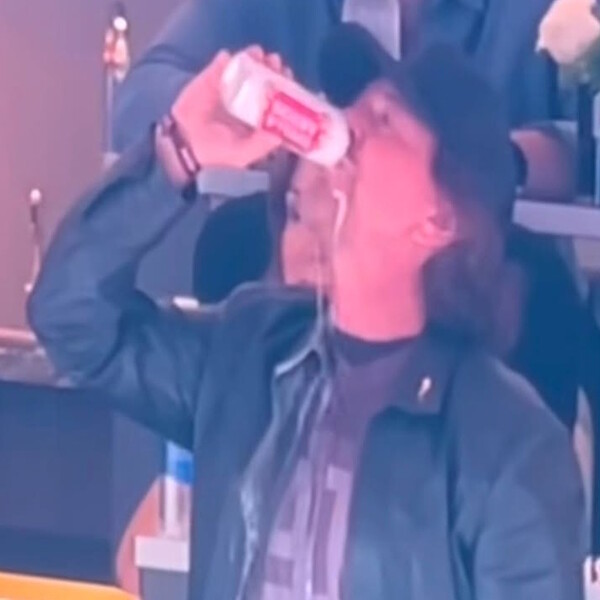 Eddie Vedder iz Pearl Jama ispijao pivo na utakmici