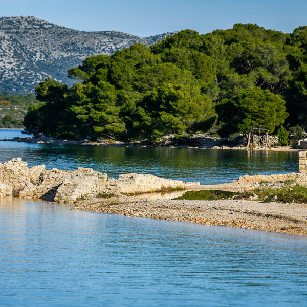 Najzanimljivija na Jadranu: Hrvatska plaža koja skriva izgubljeni grad
