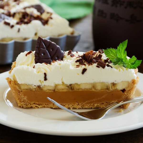 Banoffee pita: Britanski kremasti klasik kremasti s karamelom, bananama i tučenim vrhnjem