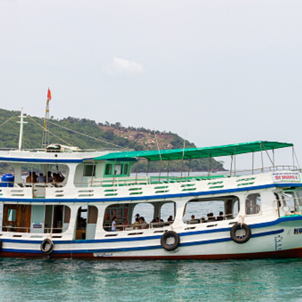Petnaest osoba poginulo u prevrtanju turističkog broda u Vijetnamu