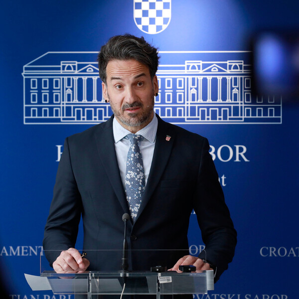 Miletić kritizirao Rinčić zbog uklanjanja HOS-ova grba