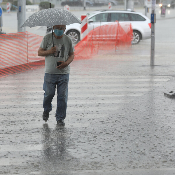 FOTO Snažno nevrijeme pogodilo Zagreb i okolicu: Vozači se zaustavljali zbog tuče, a neki su bili bez struje
