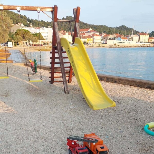Tinejdžer ostavio svoje stare igračke na plaži kako bi razveselio nepoznatu djecu