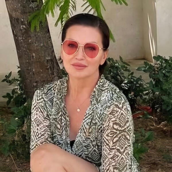 Nina Badrić u prozračnoj košulja-haljini i s ružičastim sunčanim naočalama