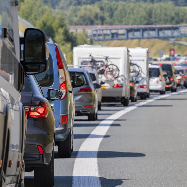 Kamper se zabio u prometnu gužvu na njemačkoj autocesti, 34 osobe ozlijeđene