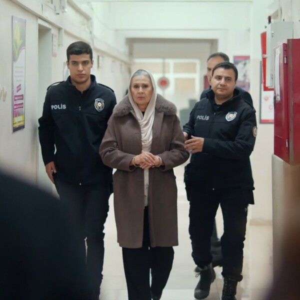 Daleki grad: Bespomoćno su gledali kako im majka odlazi u pritvor
