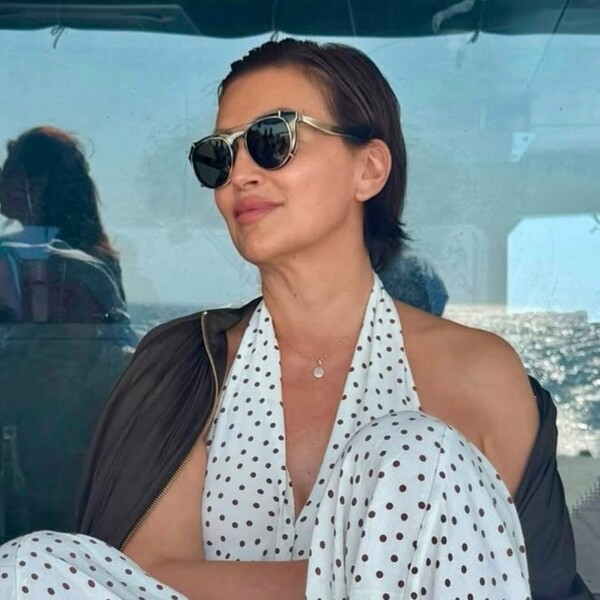 Nina Badrić u Veloj Luci u bijelom kombinezonu s točkicama