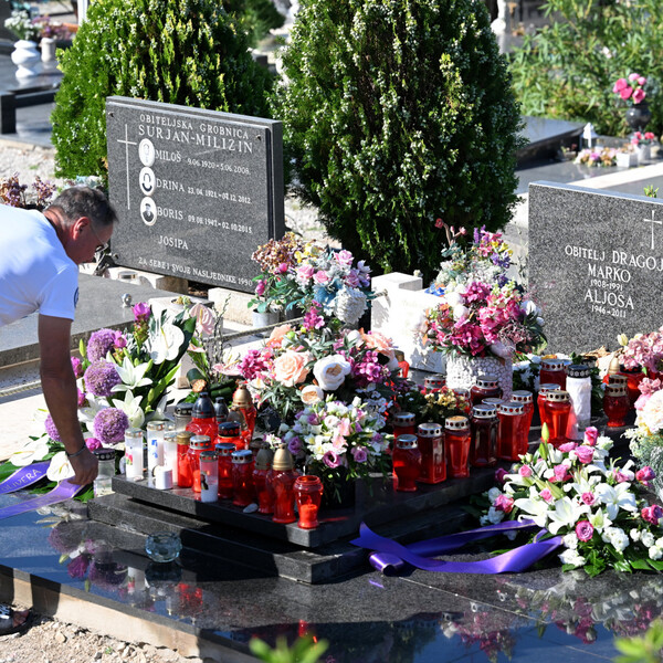 Emotivni prizori u Veloj Luci: Položeni vijenci na Oliverov grob, misa zadušnica okupila obitelj i prijatelje
