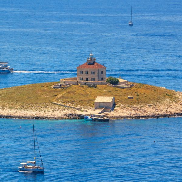 Morski čuvar: Neobični hrvatski otok sa svjetionikom koji se obiđe u 600 koraka