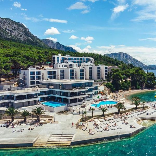 Tri ponude za obiteljski odmor na Jadranu: More, bazeni i boravak djece gratis