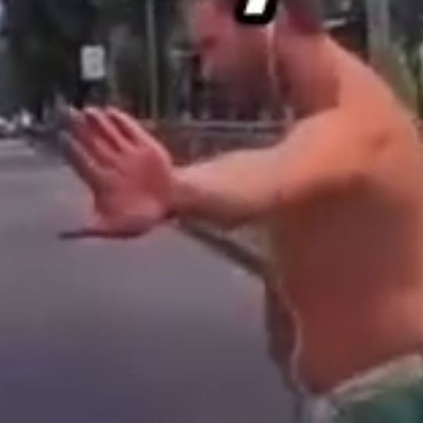 Vozačica umalo pregazila pješaka na zebri, njegova reakcija postala hit