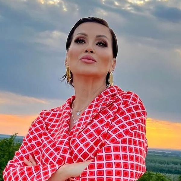 Nina Badrić u efektnom odijelu i sandalama s visokom petom