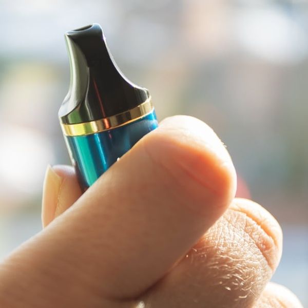 Sve više mladih završava u bolnici zbog e-cigareta! Evo na što trebate paziti