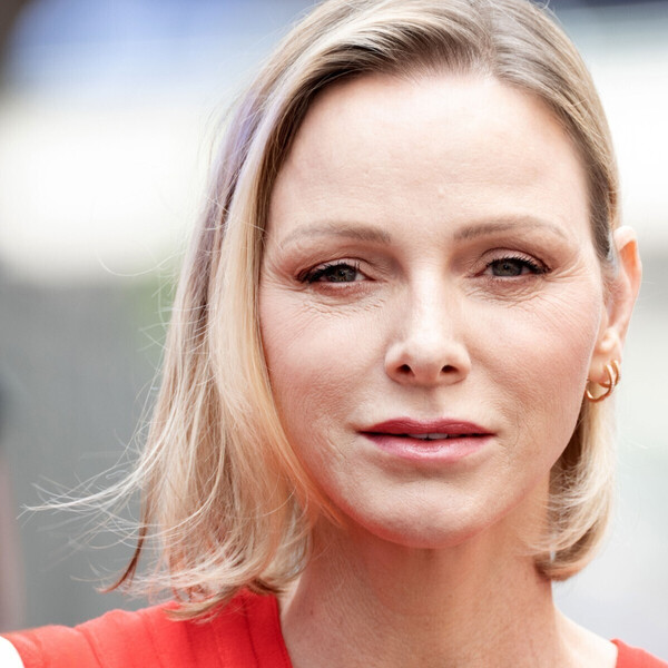 Princeza Charlene u crvenoj haljini i crvenim štiklama