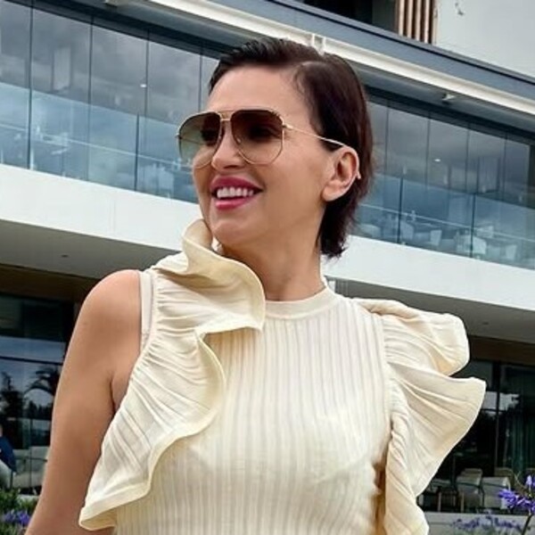 Nina Badrić u topu s volanima i midi suknji