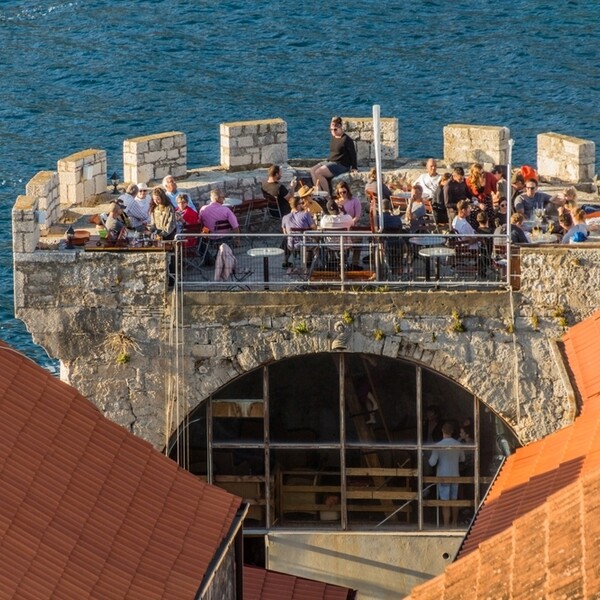 Bez lifta i stepenica: Hit-mjesto na hrvatskom otoku za koktele i zalaske sunca u kuli iz 15. stoljeća