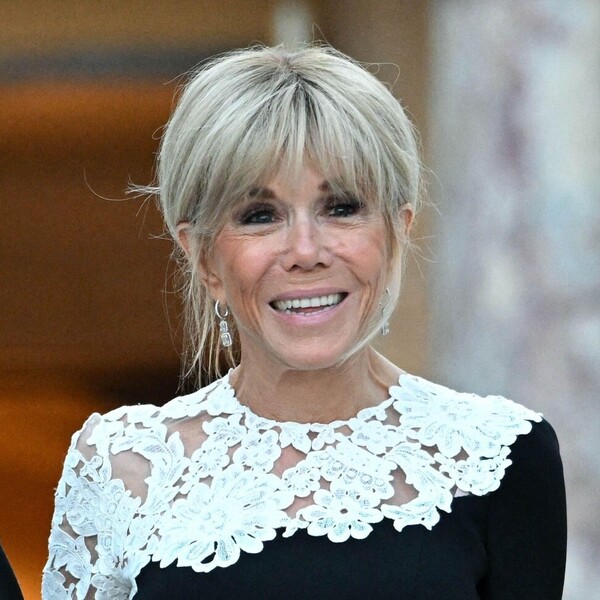 Brigitte Macron u haljini jednostavnog kroja koja pažnju privlači detaljima