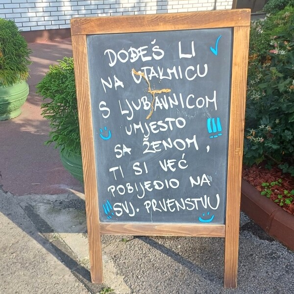 "Dođeš li na utakmicu s ljubavnicom umjesto sa ženom..." Natpis iz zagrebačkog kafića jedne je nasmijao, ali druge rastužio