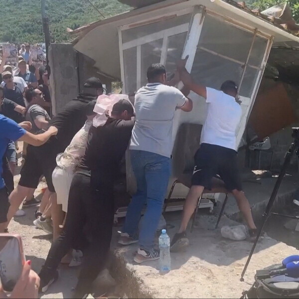 Građani u Albaniji prosvjeduju i ruše gradilište luksuznog odmarališta
