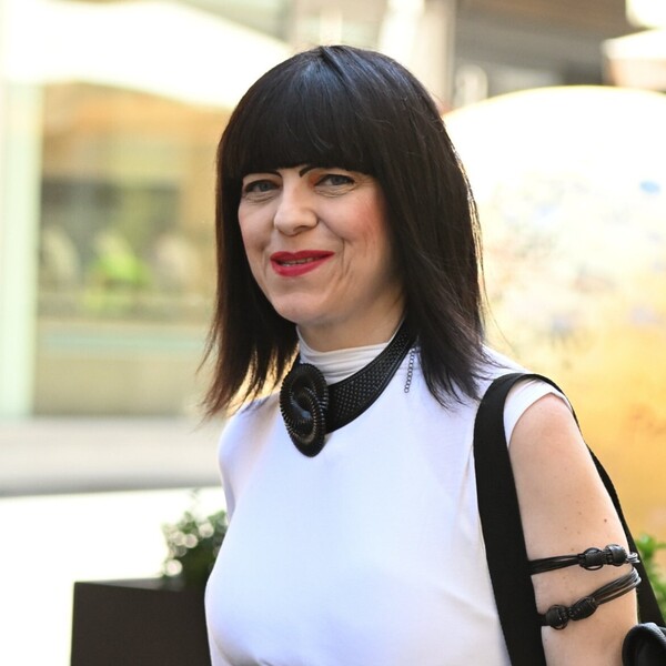 Mirela Holy u bijelom izdanju s fantastičnim remenom