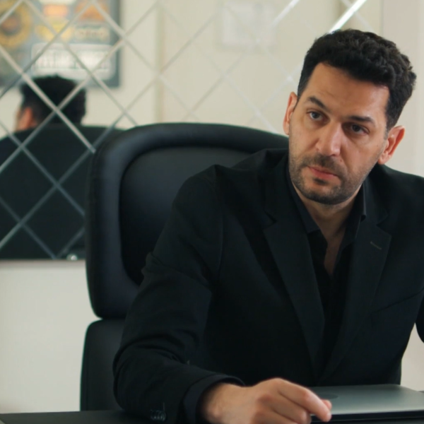 Tajne prošlosti: Pored brige o pošiljci traga za nečim važnijim