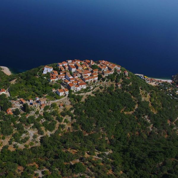 Na vrhu litice: Mjesto na Kvarneru s 54 stanovnika, barem dvostruko više mačaka i pogledom od kojega zastaje dah