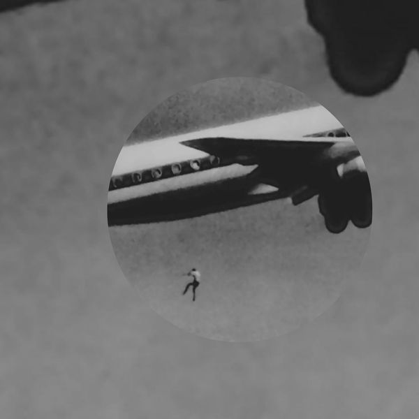 Šokantna istina iza fotografije dječaka koji pada iz aviona na "najjezivijoj fotografiji ikada"