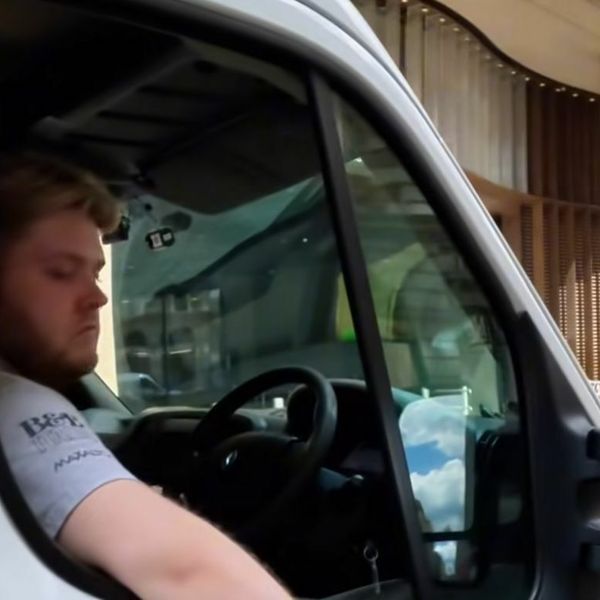 Kako biste reagirali da vam se ovo dogodi u prometu? Snimka postala hit na društvenim mrežama