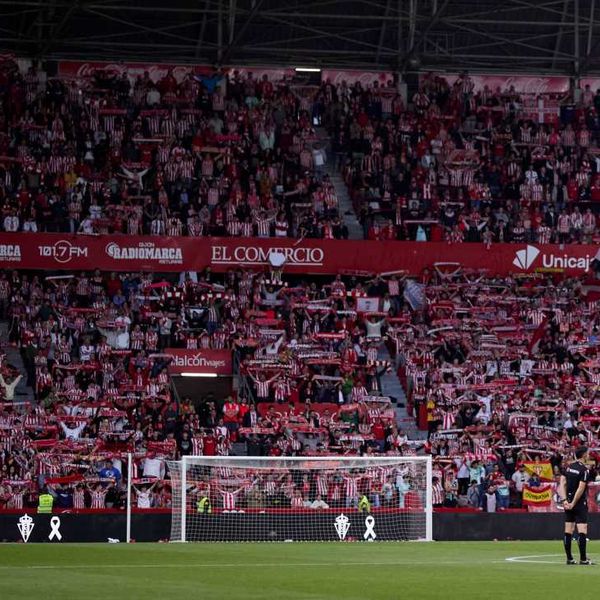 Utakmica prekinuta nakon samo tri minute: Cijeli stadion je utihnuo, a onda je stigla tragična potvrda