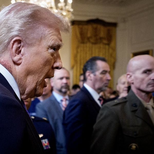 Trump primijećen s osipom na vratu, liječnici kažu da nema opasnosti