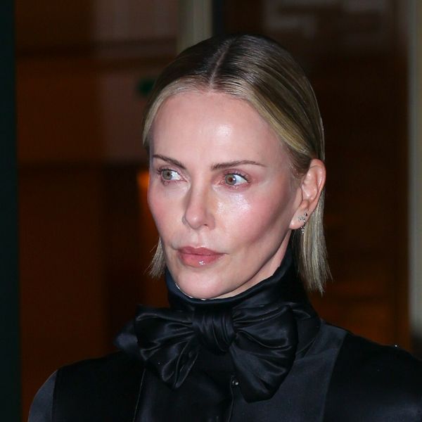 Charlize Theron u odličnim hlačama i bijelim tenisicama u Parizu