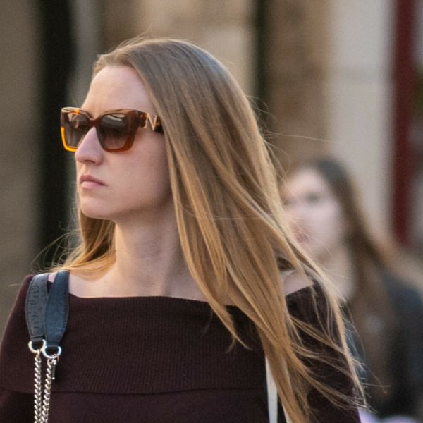 Ulična moda Dubrovnik u pletenoj haljini i visokim čizmama