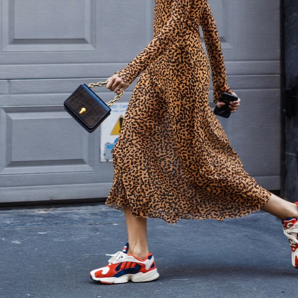 Haljina i tenisice u poslovnim kombinacijama