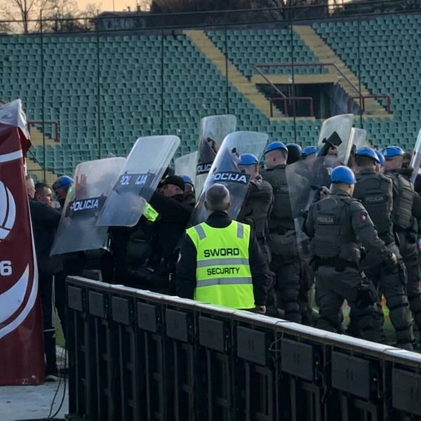 VIDEO BiH bruji o scenama u Sarajevu, Zoran Mamić uletio u teren, sudac otišao u pratnji policije