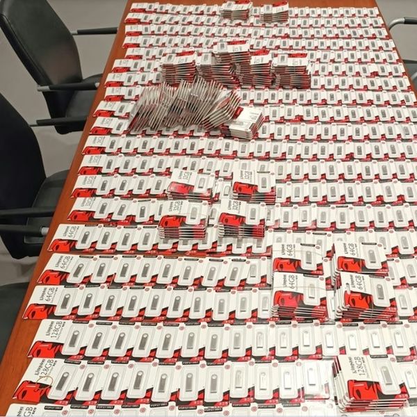 Na aerodromu u Beogradu otkriveno krijumčarenje: U izgubljenoj prtljazi pronađene stotine memorijskih kartica i USB-ova