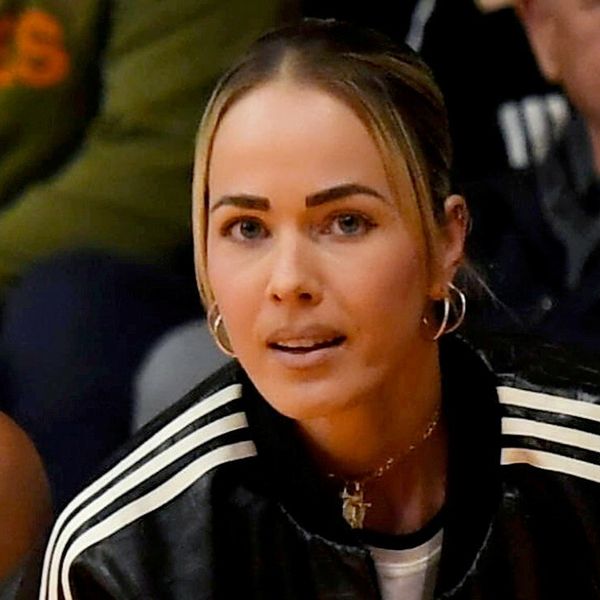 Antonija Mišura Sandrić u cargo hlačama i robusnim čizmama na košarkaškoj utakmici