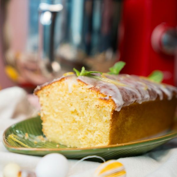 Mirisni Uskrs: Elegantni kolač od limuna s glazurom koji se priprema za tren