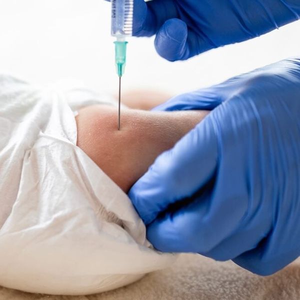 Sve više roditelja odbija ovu injekciju za bebe – liječnici upozoravaju na ozbiljan rizik za mozak!