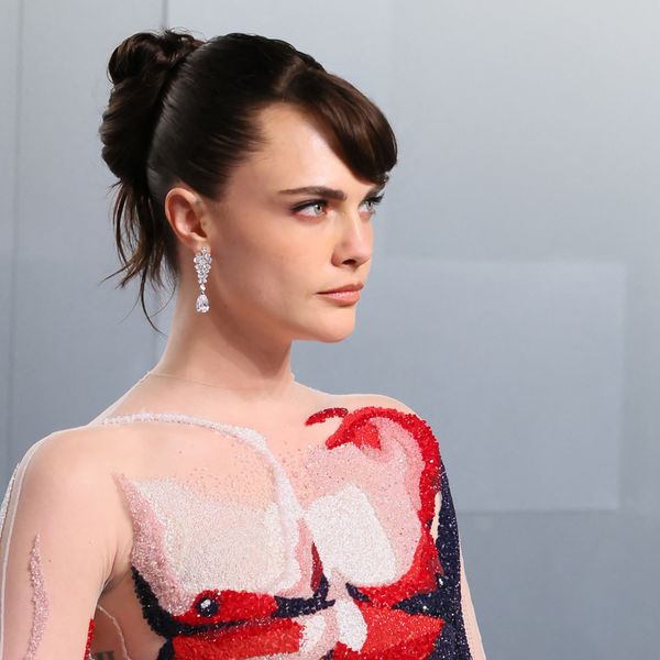 Cara Delevingne na oskarovskom partyju Vanity Faira u haljini s anatomijom torza