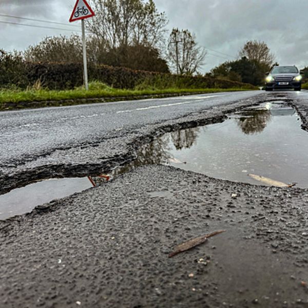 IMAŠ PRAVO, OSTVARI GA! Kako naplatiti štetu kad rupa na cesti ili ležeći policajac ošteti auto?