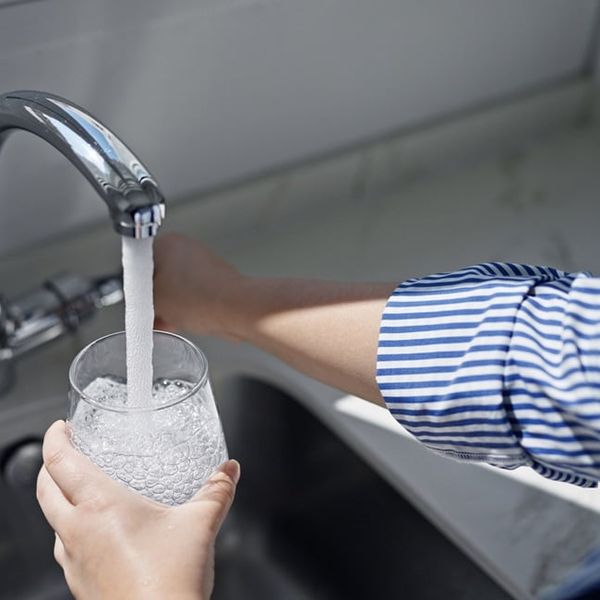 Ova vrsta vode povezana je s 24 % većim rizikom od Parkinsona – provjerite pijete li je