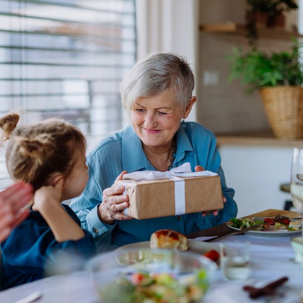 Personalizirani pokloni koji osvajaju na prvu: Ideje koje će razveseliti baku, tatu i drage osobe