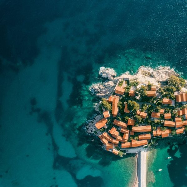 Zabranjeni otok naših susjeda: Od ribarskog mjestašca preko luksuznog kompleksa do tihe propasti