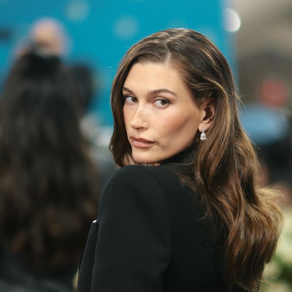 Hailey Bieber u trapericama ravnog kroja