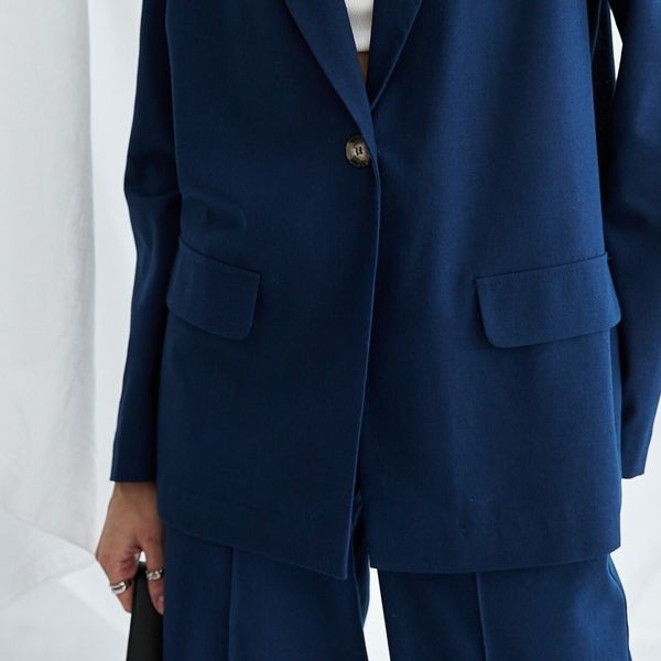 Ponuda tamnoplavih sakoa u trgovinama