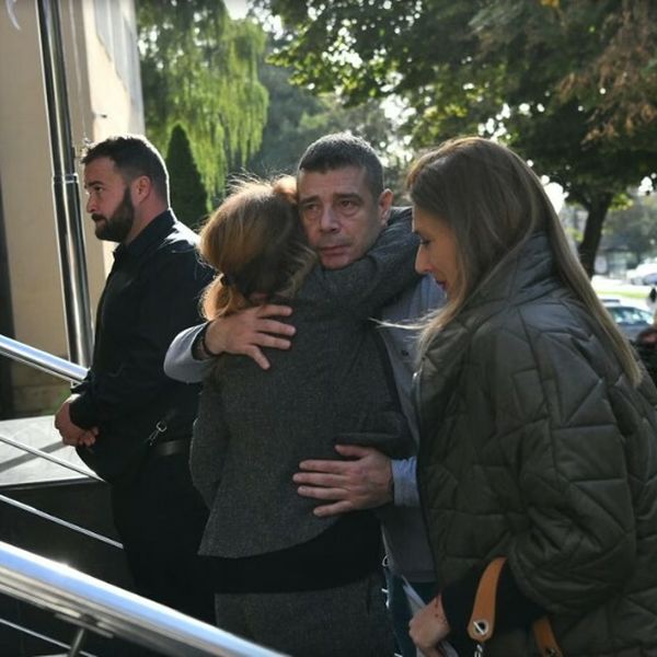 Beograd: Dječak ubojica iz bolnice odveden na sud, sakrili ga ispod kišobrana