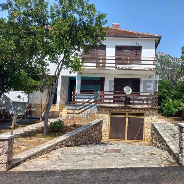 U Starigradu se prodaje kuća sa dva stana za 290 tisuća eura