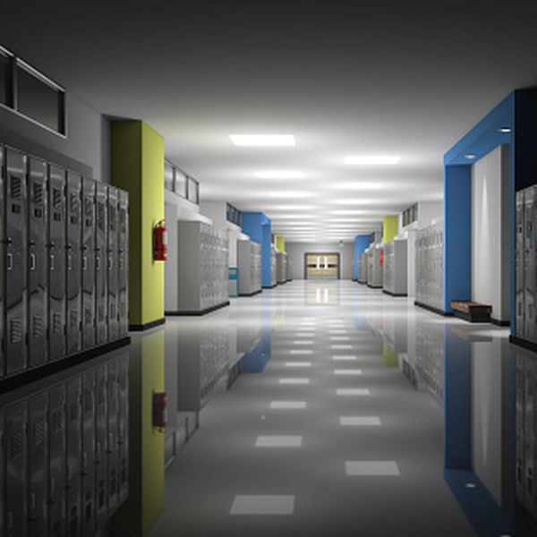 Učenik (13) nožem izbo profesoricu na školskom hodniku: Nosio je majicu na kojoj je pisalo "osveta"