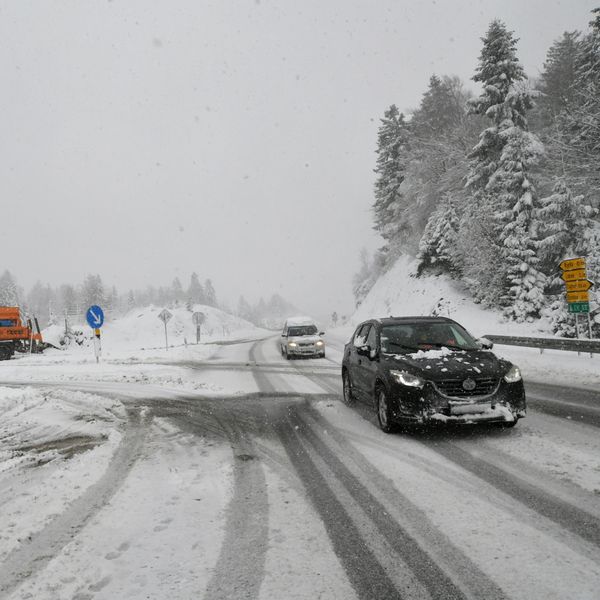 Stigla velika promjena vremena: Snijeg zatrpao autocestu, neka vozila ne mogu prema moru